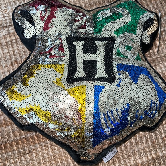 Representing all of Hogwarts Gryffindor Ravenclaw Slytherin Hufflepuff pillow - Picture 4 of 4